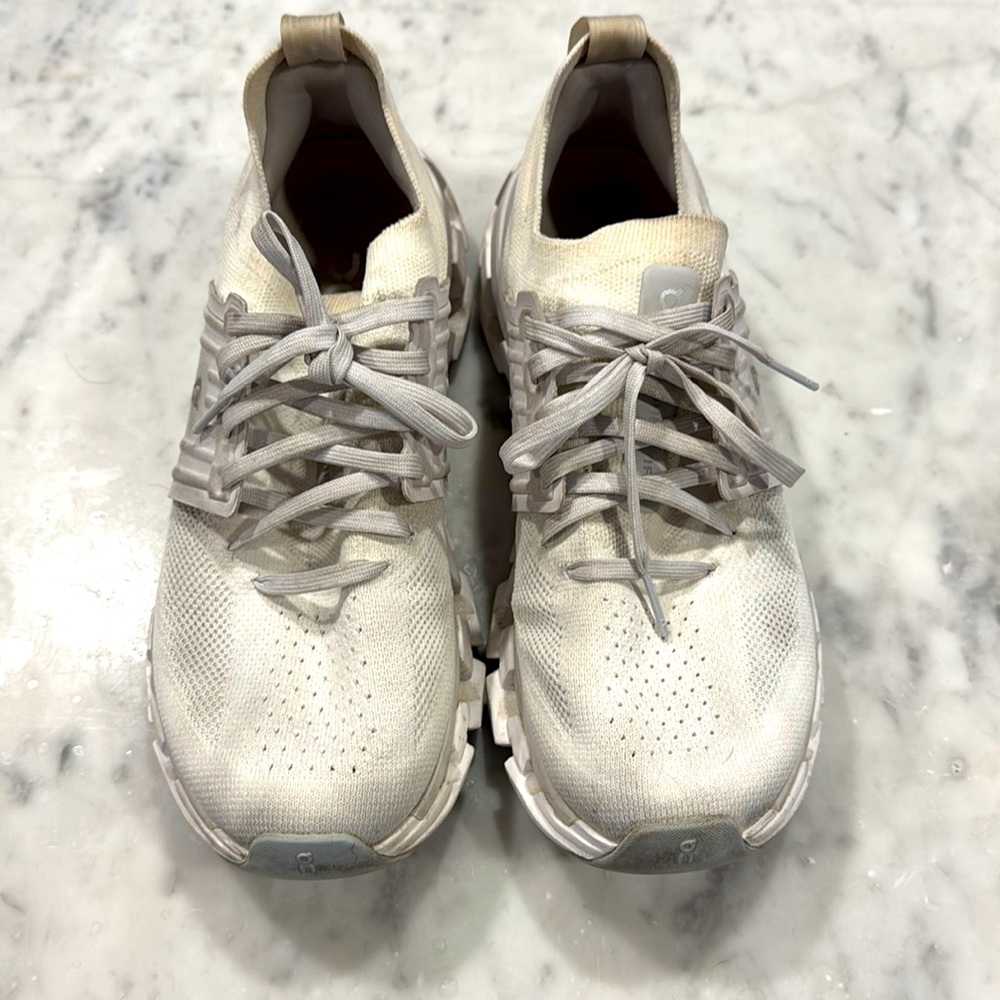 Oncloud white tennis shoes size 8.5